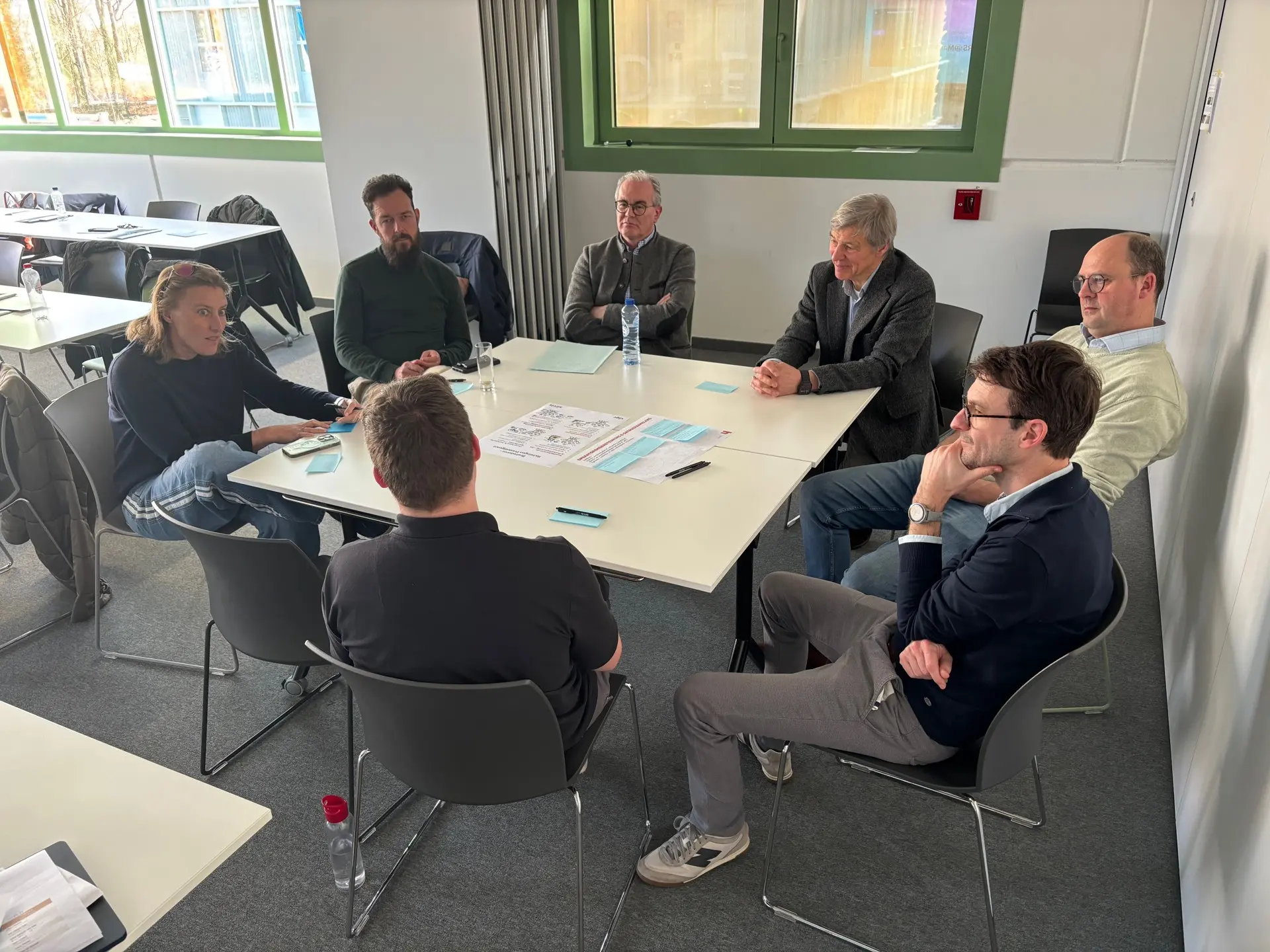 De vierde groep in gesprek rond de tafel