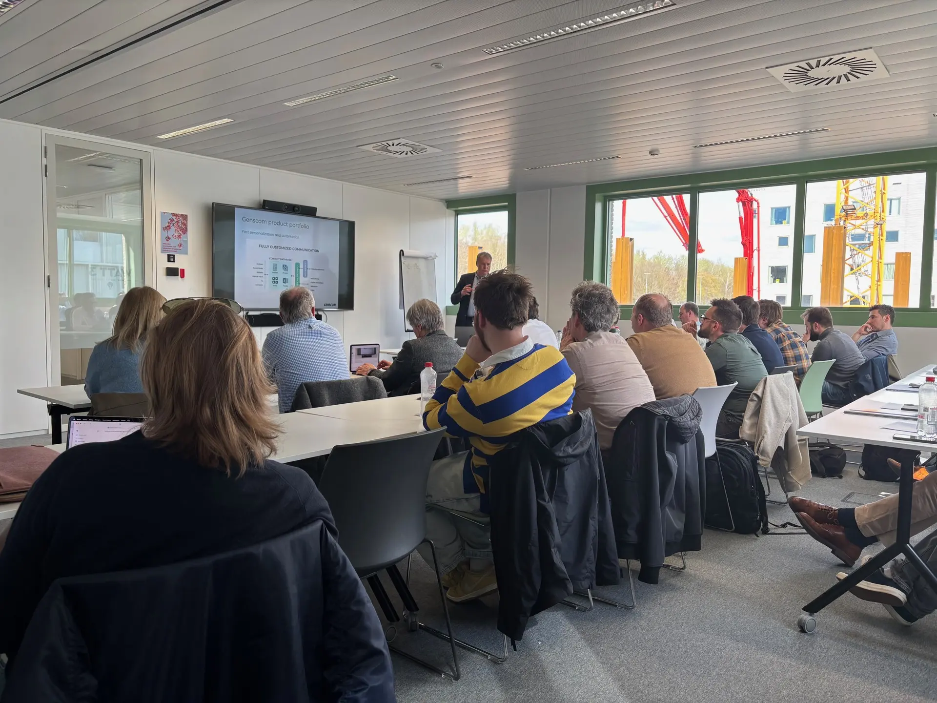 De zaal luistert naar de presentatie bij Sirris in Leuven