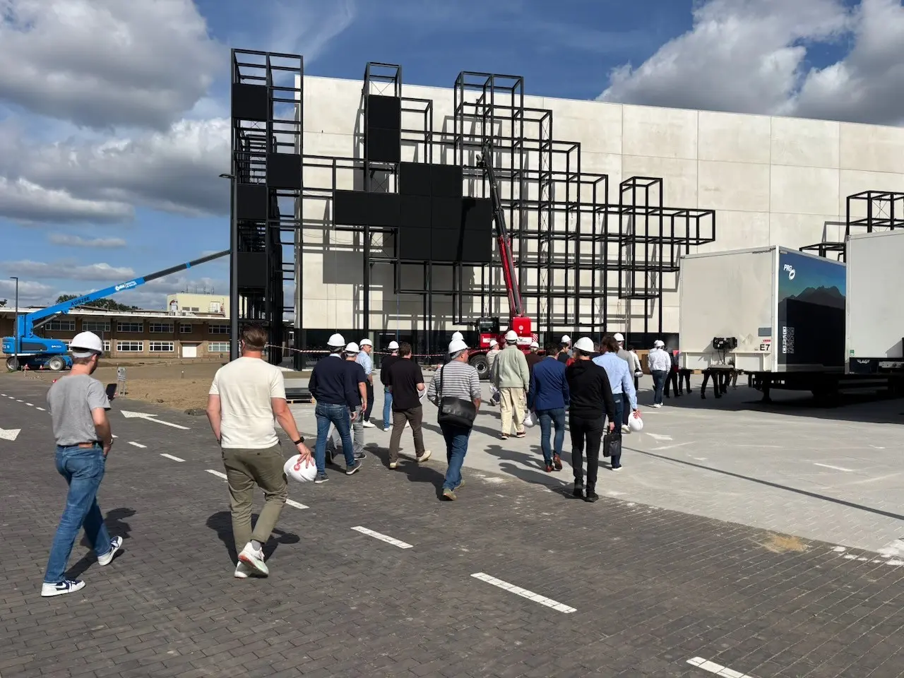 De groep met helm voor de nieuwe Arena op de Corda Campus