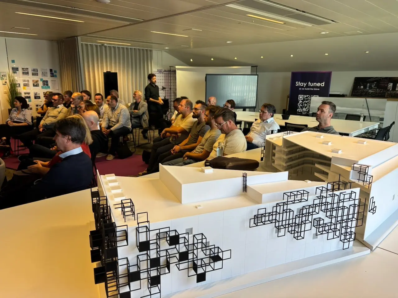 Volle zaal op de Corda Campus met de maquette van de Arena vooraan