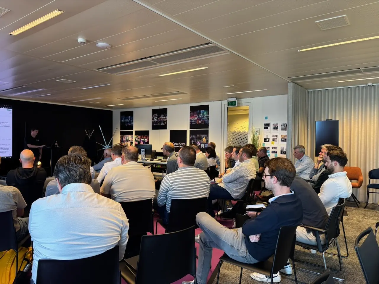 De zaal luistert naar de resultaten van de proef